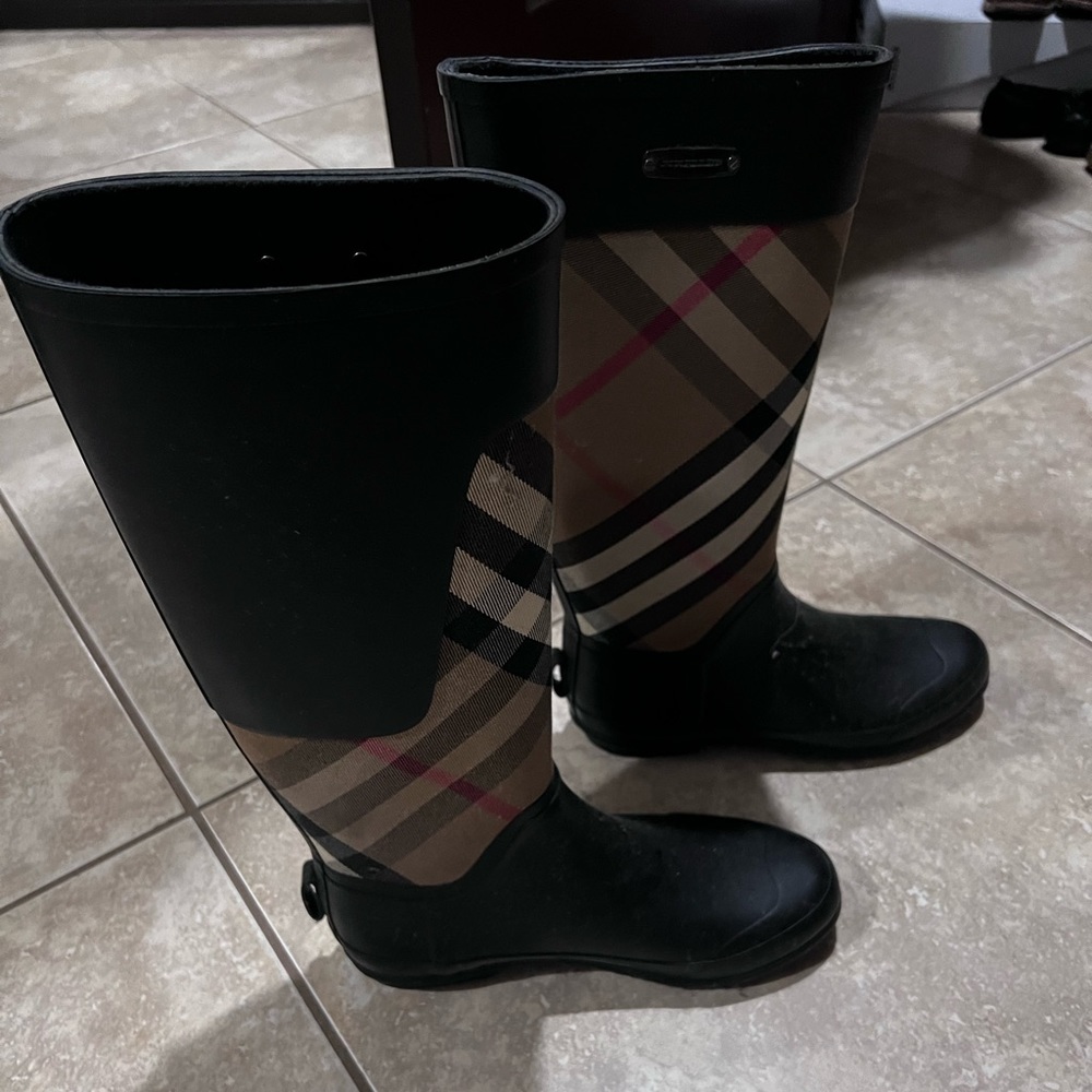 Womens Burberry rain boots 8